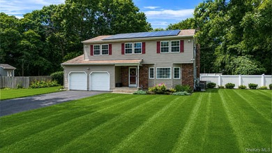 Welcome to this beautifully renovated colonial 4 Bedrooms, 4 - photo 1