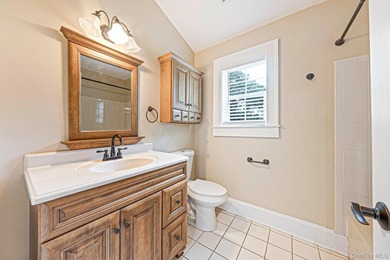 Welcome to this beautifully renovated colonial 4 Bedrooms, 4 - photo 10