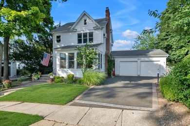 Experience refined Great Neck living in this beautifully - photo 1