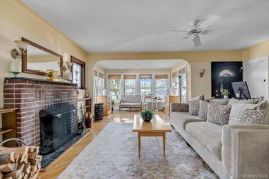 Experience refined Great Neck living in this beautifully - photo 2