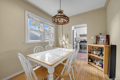 Experience refined Great Neck living in this beautifully - photo 5