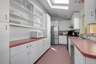 Experience refined Great Neck living in this beautifully - photo 6