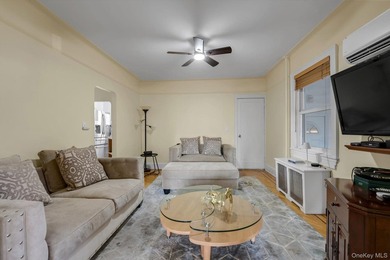 Experience refined Great Neck living in this beautifully - photo 8