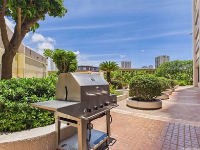 Enjoy full-on Diamond Head views from this spacious 1-bedroom - photo 12