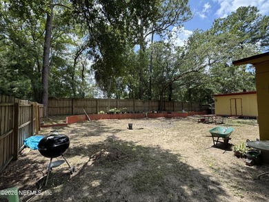 Cute 3 Bedrooms 2 Baths Brick and Concrete Block Home, screened - photo 14