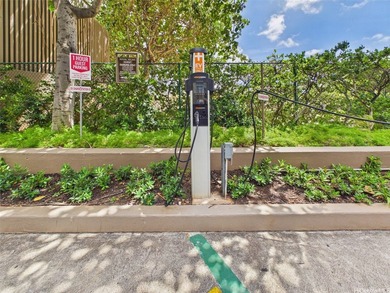 Enjoy full-on Diamond Head views from this spacious 1-bedroom - photo 17