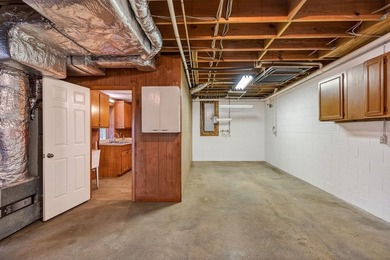 Seller has an accepted contract with a 48 hr right of first - photo 35