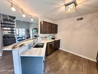 This beautiful remodeled and super spacious fully furnished 3 - photo 8
