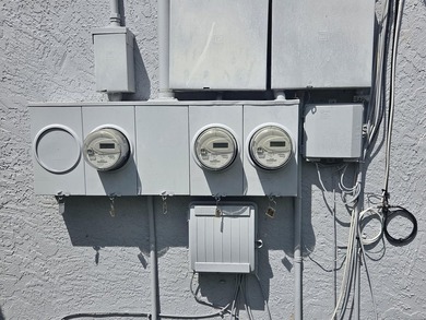 3/1, 2/1, 1/1 CBS TRIPLEX on a corner lot in a quiet - photo 11