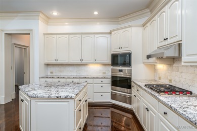 LUXURIOUS GOLF COURSE LIVING IN WYNLAKES. Experience refined - photo 16