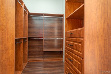 LUXURIOUS GOLF COURSE LIVING IN WYNLAKES. Experience refined - photo 33