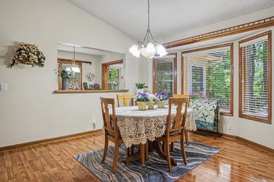Easy Living in this 3 bedroom 2 bath home. Laminate flooring - photo 4