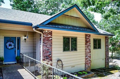 Easy Living in this 3 bedroom 2 bath home. Laminate flooring - photo 7
