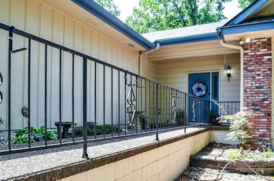 Easy Living in this 3 bedroom 2 bath home. Laminate flooring - photo 8