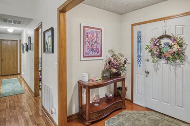 Easy Living in this 3 bedroom 2 bath home. Laminate flooring - photo 9