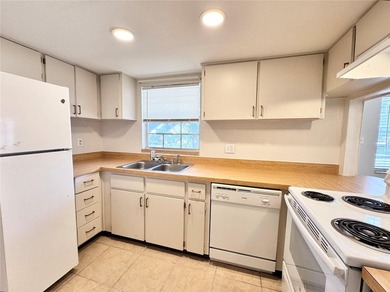 Freshly Updated 1-Bedroom Condo - Perfect for Homeowners or - photo 2