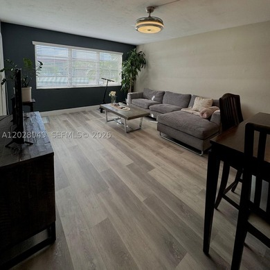 Stunning 1 Bed, 1.5 Bath Condo in Desirable Skylake! This - photo 1