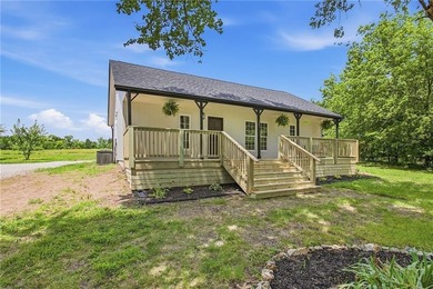Move right into this beautifully renovated 4-bedroom, 2-bath - photo 3