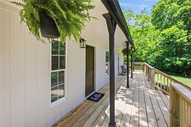 Move right into this beautifully renovated 4-bedroom, 2-bath - photo 5