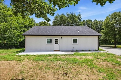 Move right into this beautifully renovated 4-bedroom, 2-bath - photo 6