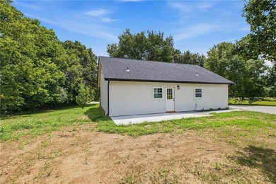 Move right into this beautifully renovated 4-bedroom, 2-bath - photo 7