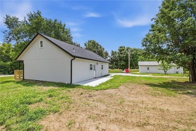 Move right into this beautifully renovated 4-bedroom, 2-bath - photo 8