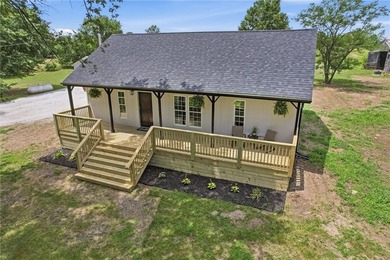 Move right into this beautifully renovated 4-bedroom, 2-bath - photo 9