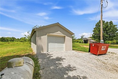 Move right into this beautifully renovated 4-bedroom, 2-bath - photo 10
