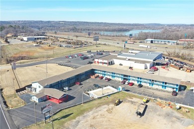 Excellent investment opportunity! This well-maintained 52 room - photo 2