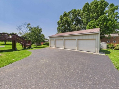 Spacious brick ranch offering approximately 3,300 square feet - photo 6