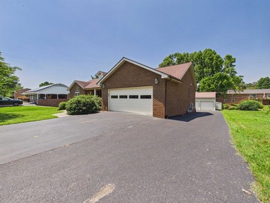 Spacious brick ranch offering approximately 3,300 square feet - photo 7