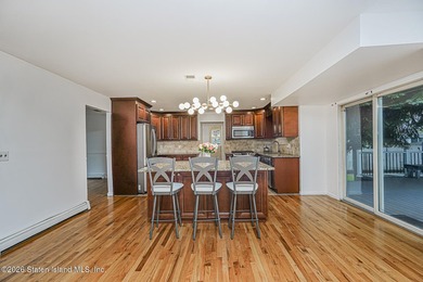 Welcome to one of Tottenville's best-kept secrets - a stunning - photo 12