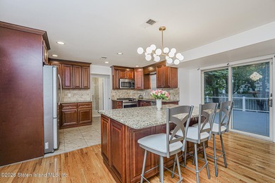 Welcome to one of Tottenville's best-kept secrets - a stunning - photo 13