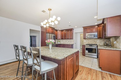 Welcome to one of Tottenville's best-kept secrets - a stunning - photo 14