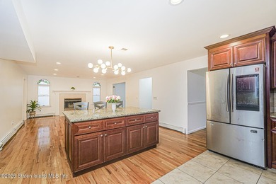 Welcome to one of Tottenville's best-kept secrets - a stunning - photo 17