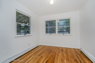 Welcome to one of Tottenville's best-kept secrets - a stunning - photo 19