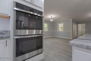 Established neighbourhood charm, No HOA, extensive updates - photo 22
