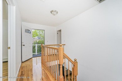 Welcome to one of Tottenville's best-kept secrets - a stunning - photo 23