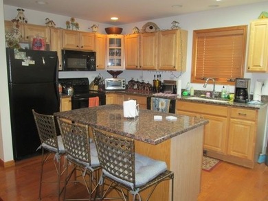 Escape to the beautiful lake view in this spacious 3 BR, 2 Bath - photo 7