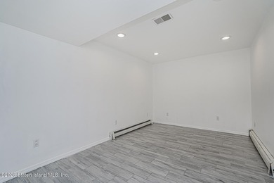 Welcome to one of Tottenville's best-kept secrets - a stunning - photo 37