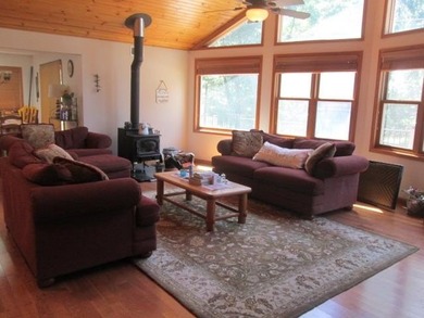 Escape to the beautiful lake view in this spacious 3 BR, 2 Bath - photo 9