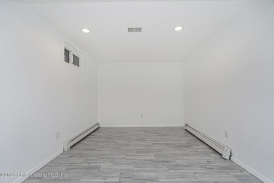 Welcome to one of Tottenville's best-kept secrets - a stunning - photo 39
