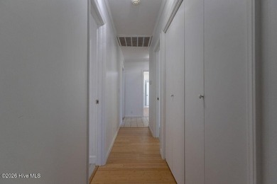 Established neighbourhood charm, No HOA, extensive updates - photo 44