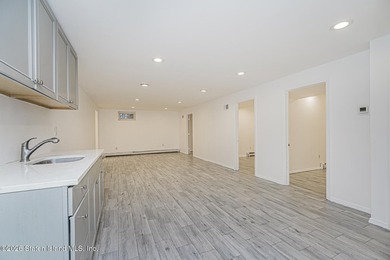 Welcome to one of Tottenville's best-kept secrets - a stunning - photo 46