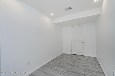 Welcome to one of Tottenville's best-kept secrets - a stunning - photo 49