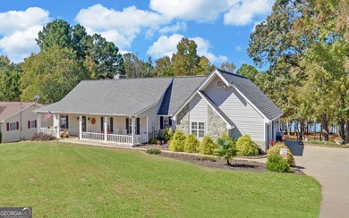Cozy Ranch style home on Lake Hartwell, close to town, DEEP - Lake Home For Sale in Hartwell, Georgia