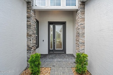 Welcome to 7 Newhaven Lane, where low-maintenance living meets - photo 6