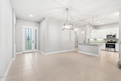 Welcome to 7 Newhaven Lane, where low-maintenance living meets - photo 7