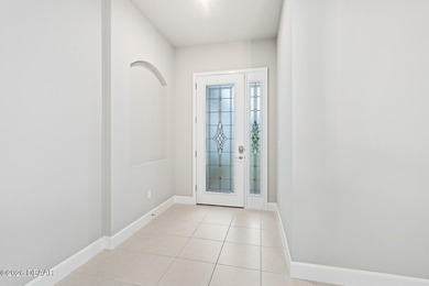 Welcome to 7 Newhaven Lane, where low-maintenance living meets - photo 8