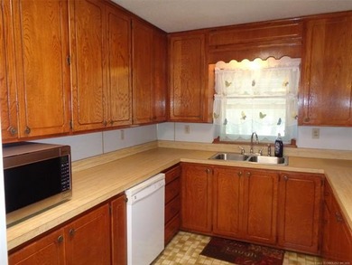 Enjoy The Convenience of a Lakeside Neighborhood! This 3-bedroom - photo 11